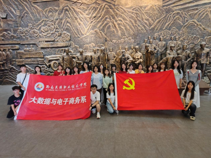 做“四有”先锋  育“五心”工匠